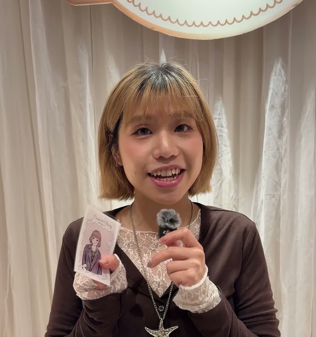 賓客拿著 AI 似顏繪成品受訪
