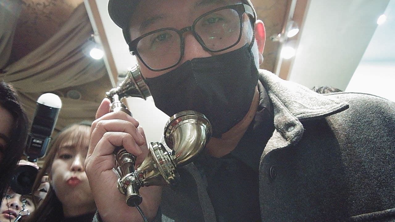 賓客拿起復古話筒錄下祝福留言