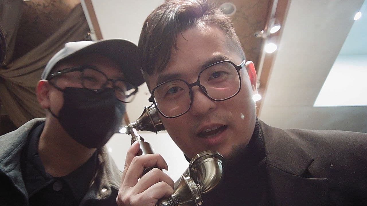 婚宴現場兩位賓客輪流對著話筒說祝福