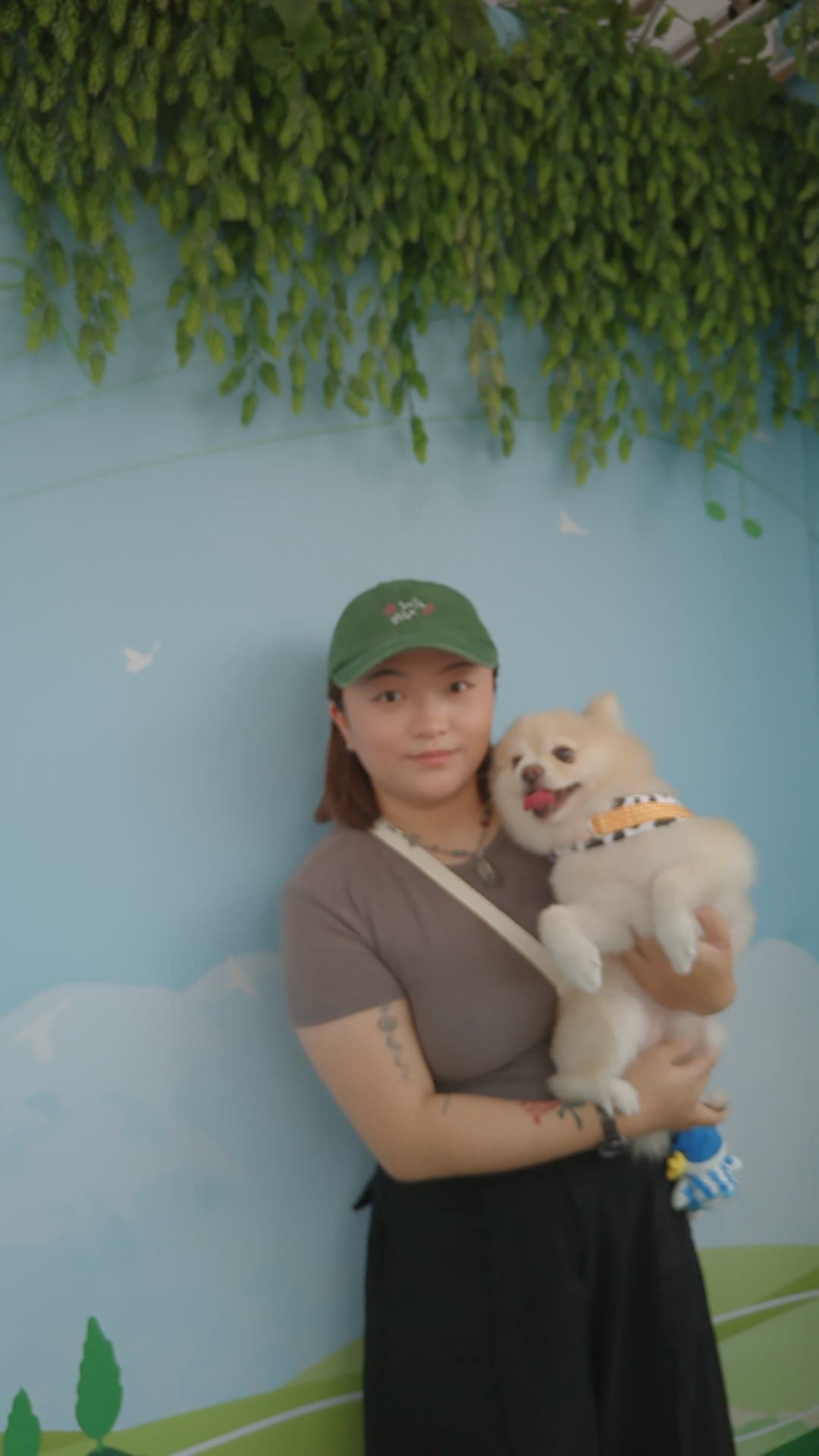 KIRIN 快閃:賓客抱著寵物在啤酒花背板前拍照