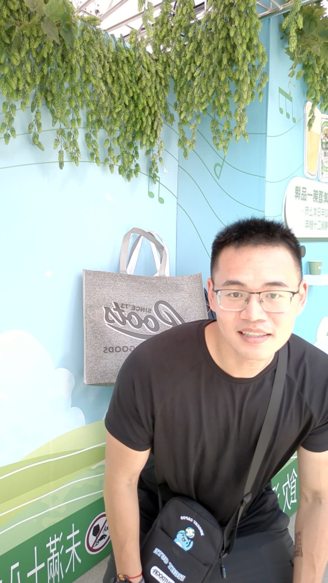 KIRIN 台北華山站:賓客在主視覺背板與巨型鋁罐前合影