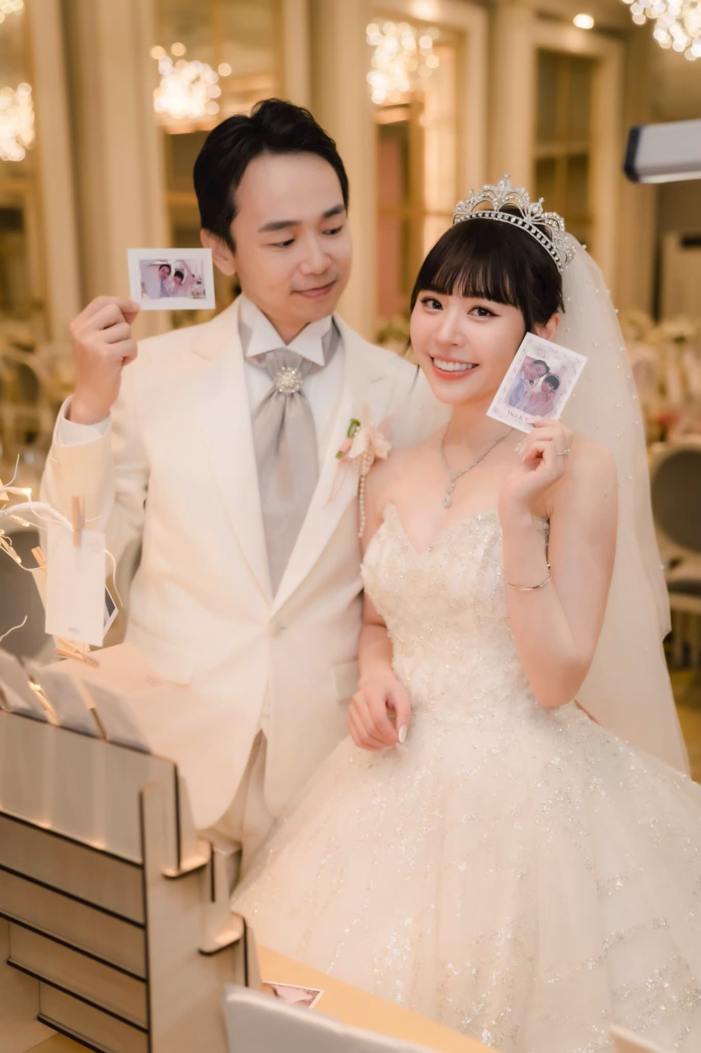 新人手持拍拍印拍立得成品合影