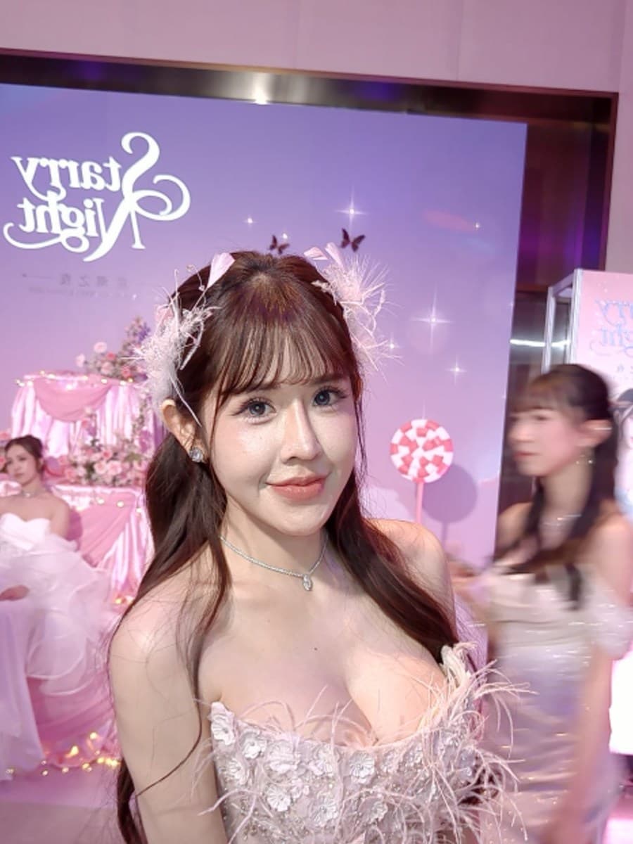造型背板前賓客人像的實際美顏前後對比 原始照片