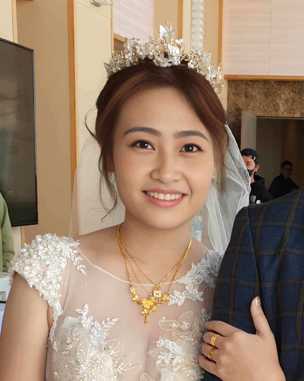 新娘面部特寫的實際前後對比:左為手機直出、右為現場 AI 美顏後 AI 美顏
