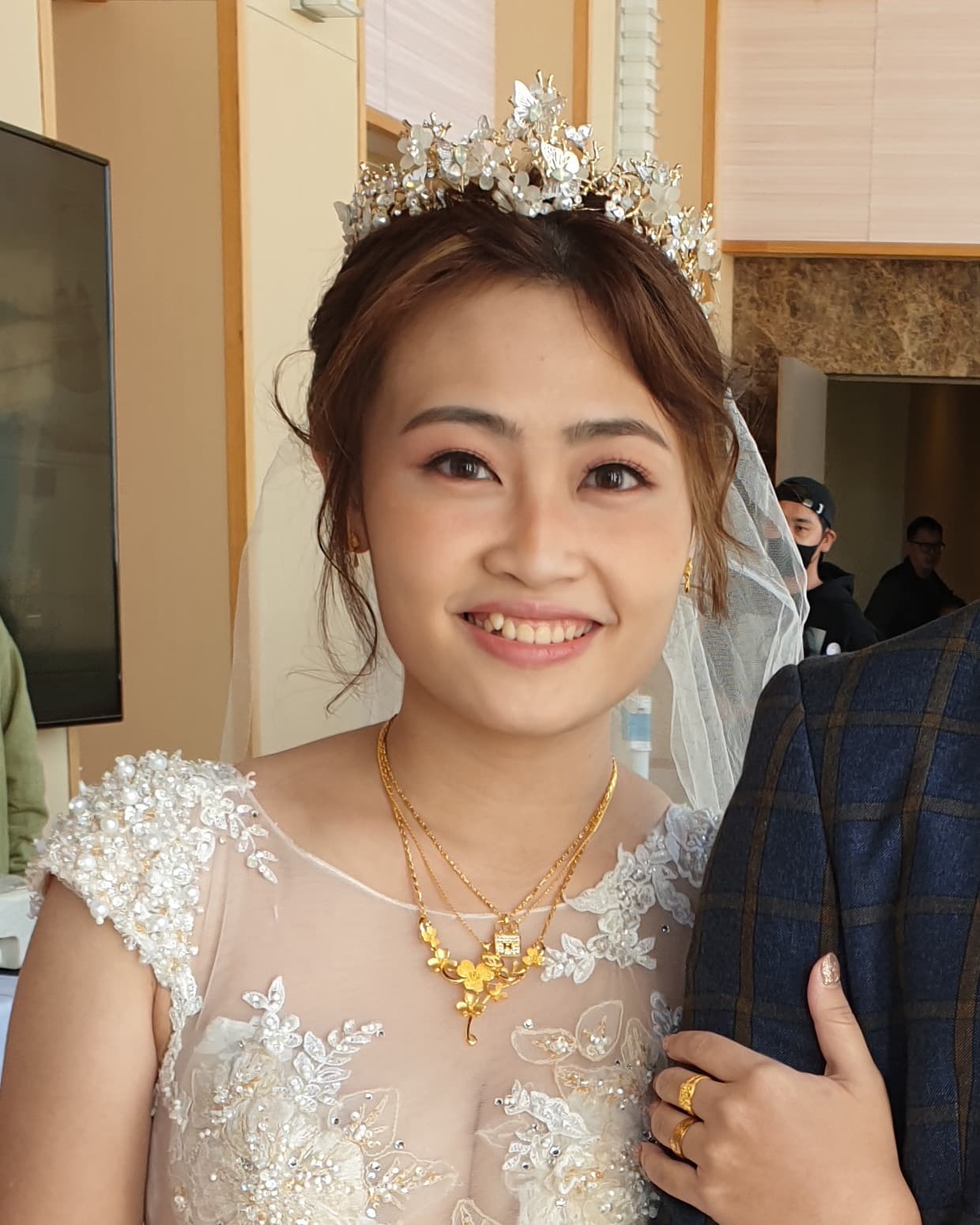 新娘面部特寫的實際前後對比:左為手機直出、右為現場 AI 美顏後 原始照片