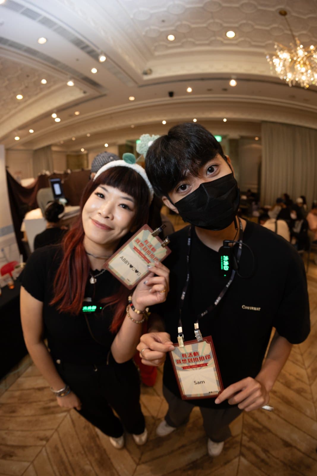 兩位賓客各自掛著名牌合影