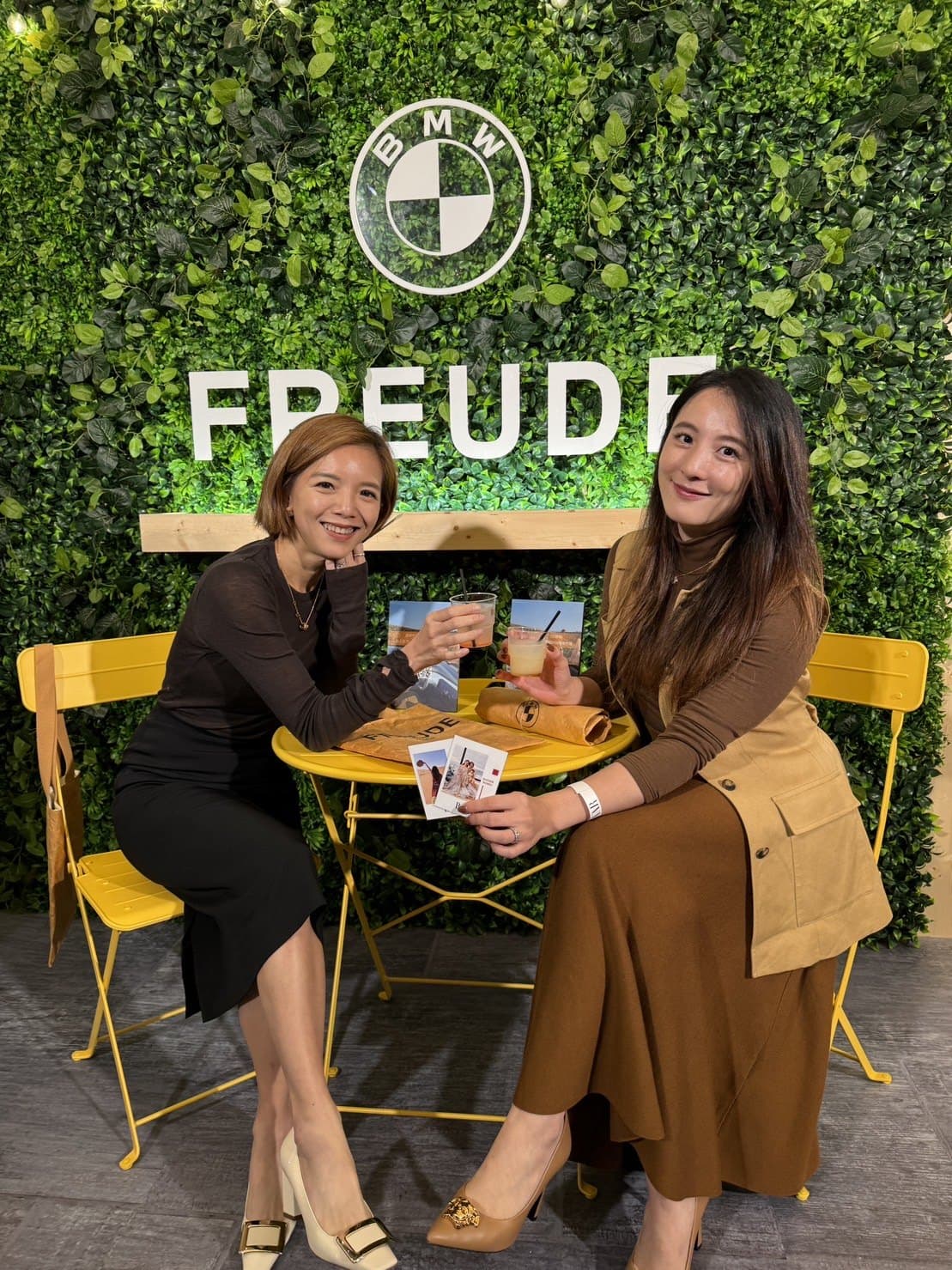 BMW FREUDE 品牌活動:賓客在綠植牆前享用點點酒特調