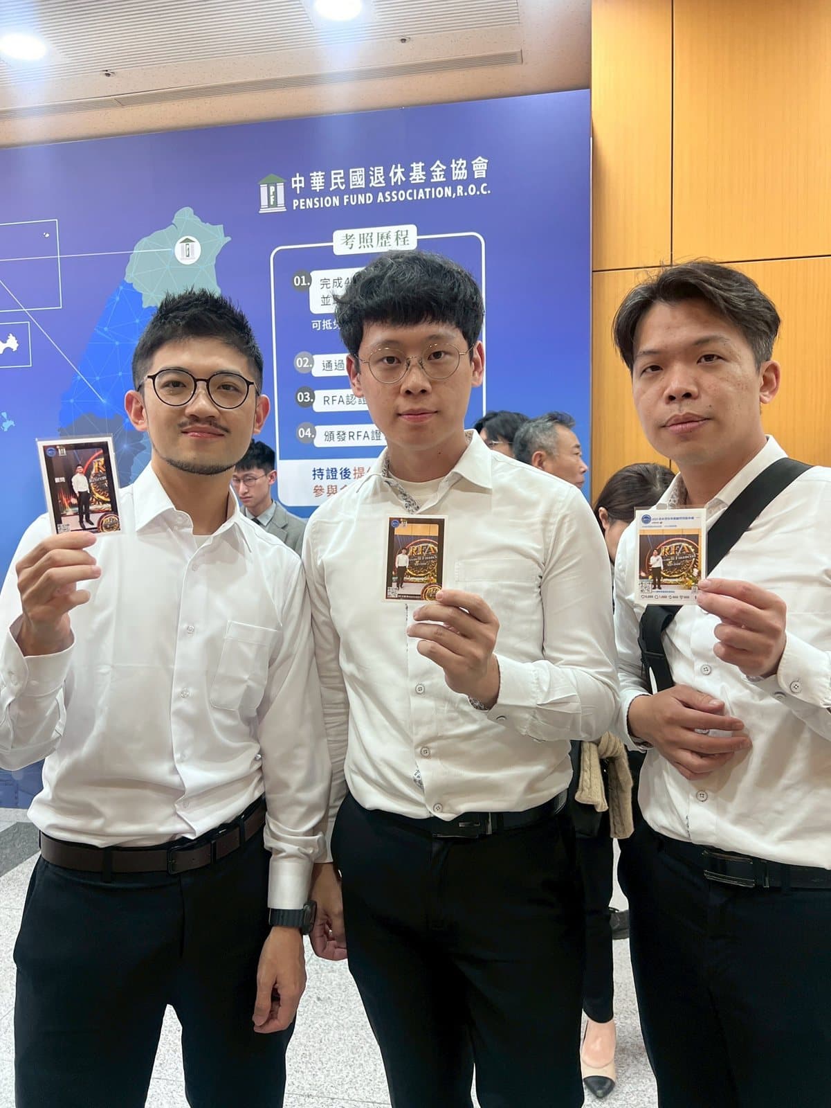 RFA 授證典禮三位賓客手持現場列印的 AI 變裝成品卡合影
