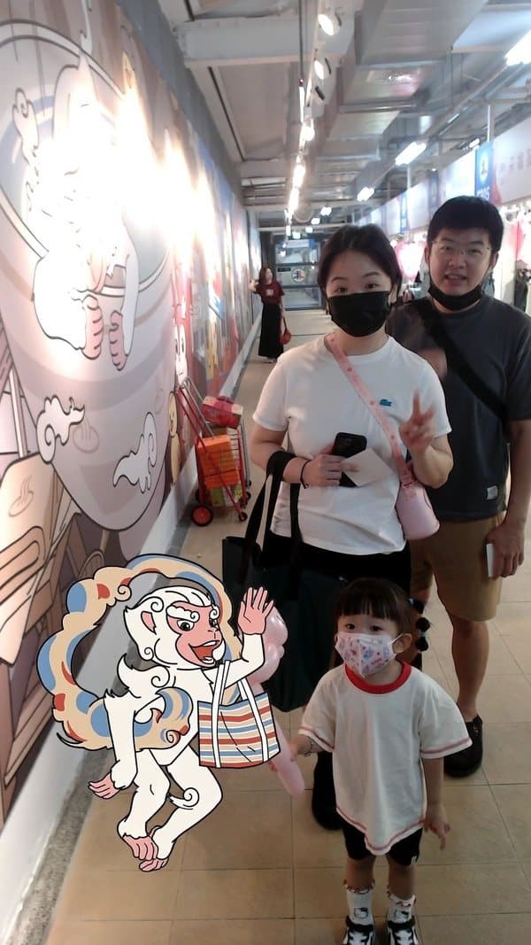 名人虛擬合影機 — 親子賓客與插畫猴子吉祥物同框合影