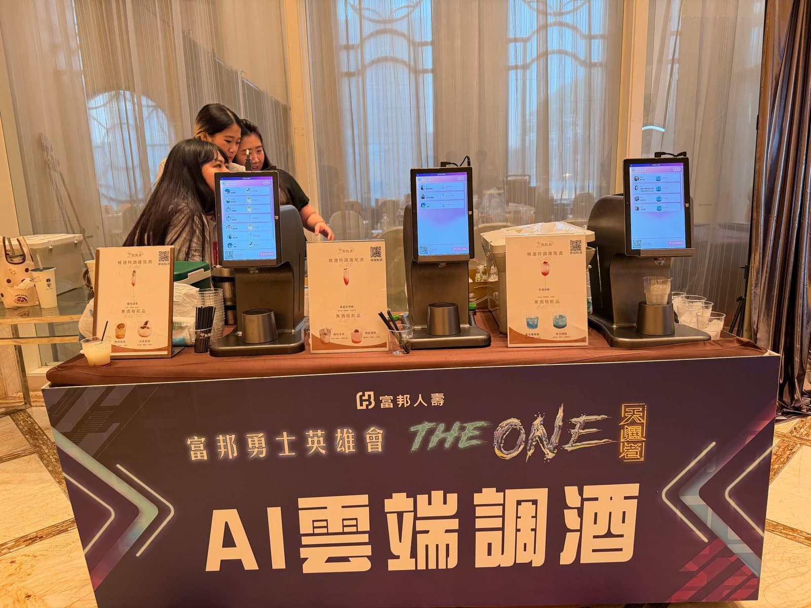 一張吧台長度的攤位上放著三台點點酒機台與觸控螢幕,沒有酒保,賓客自己點單