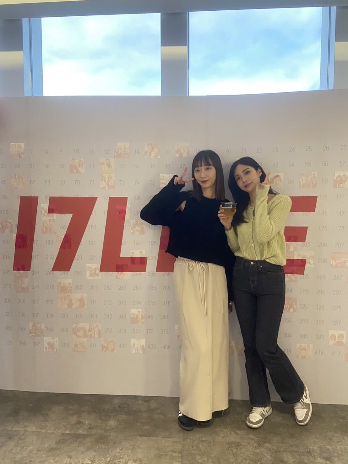 17LIVE — 品牌 LOGO 拼貼牆,賓客在完成牆前合影