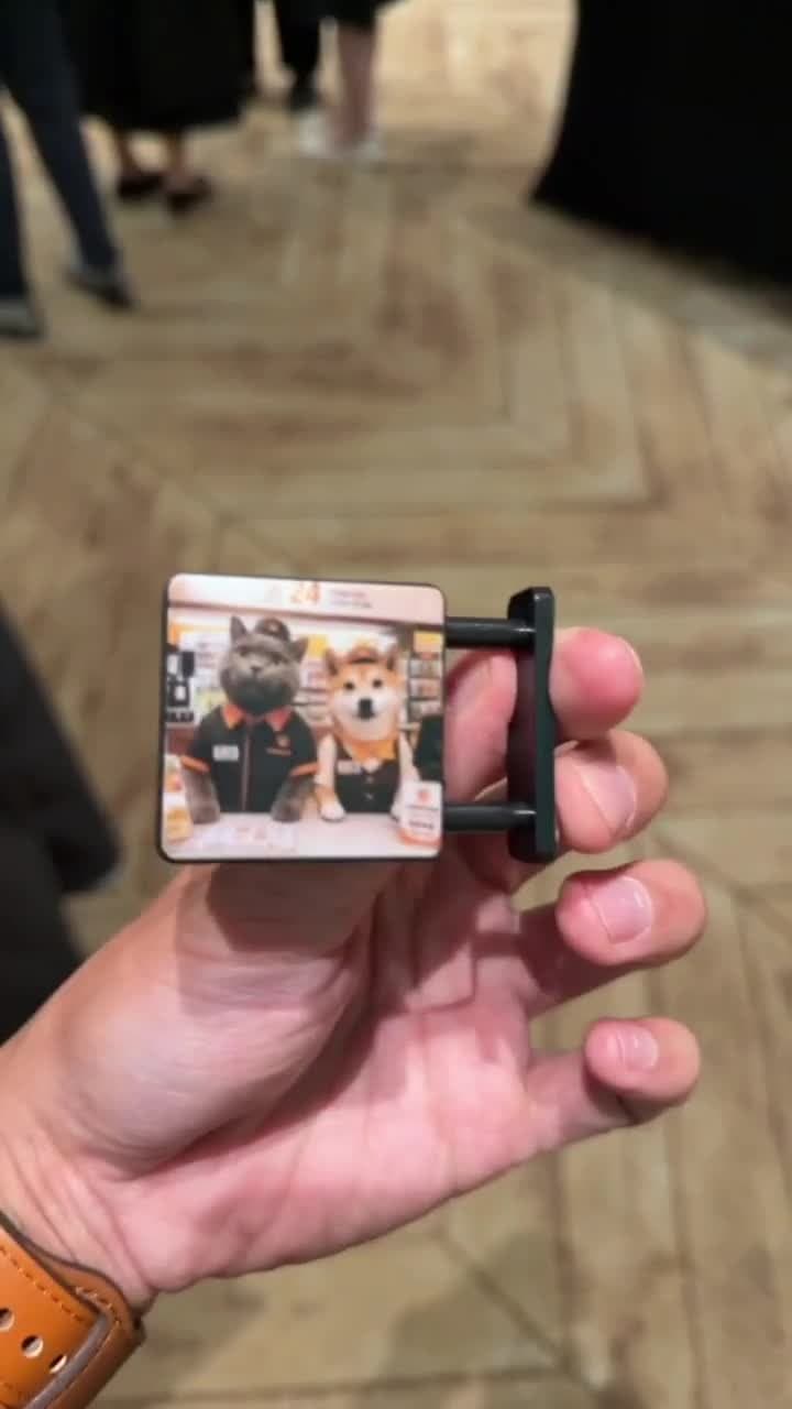 手中翻轉 LED 磁吸小燈箱,一面是主人與愛犬的實拍照片,另一面是同一組人與狗的插畫風畫面