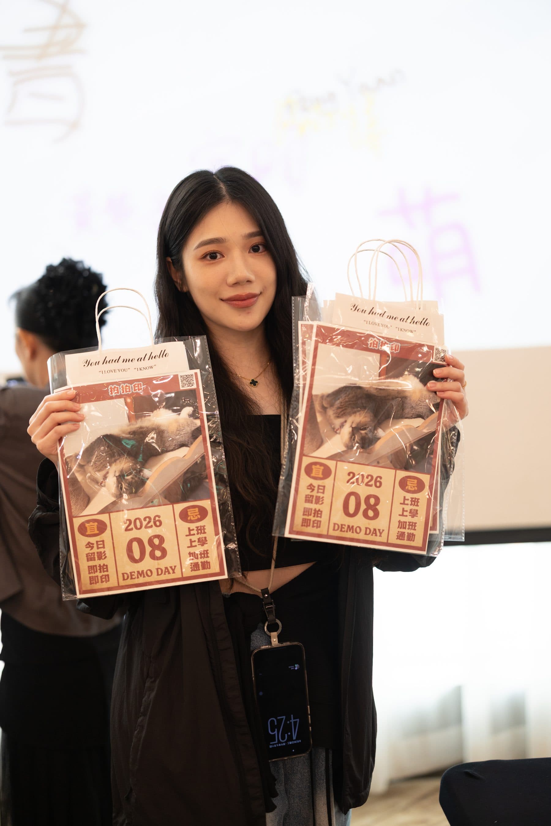 來賓手持兩份印有「2026 08 DEMO DAY」刊頭的活動報紙,賓客照片排在頭版