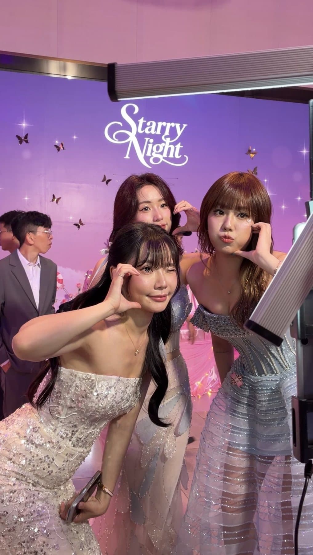 浪LIVE 星潮之夜 Starry Night 主視覺背板前,三位賓客拿著簽名相片卡合影