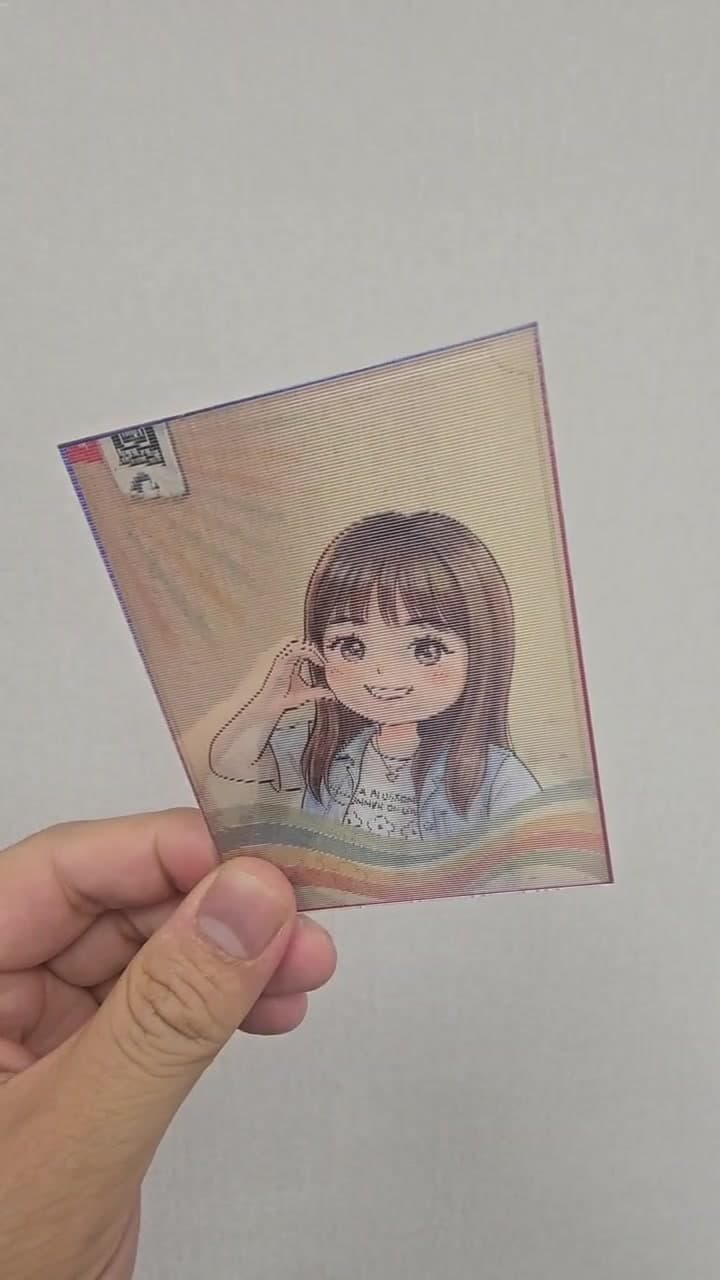 3D 魔法動卡實拍:手持光柵卡輕輕傾斜,原照與可愛插畫面交替出現