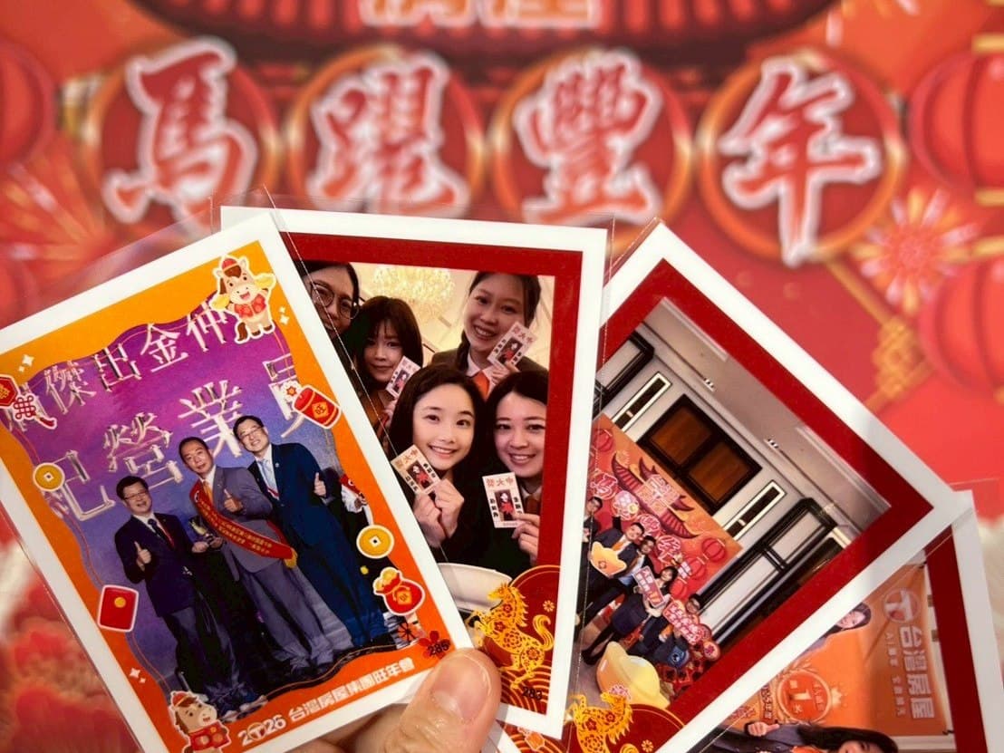 一隻手在紅色春酒主視覺背板前展開五張照片,每張都套著同一套客製邊框