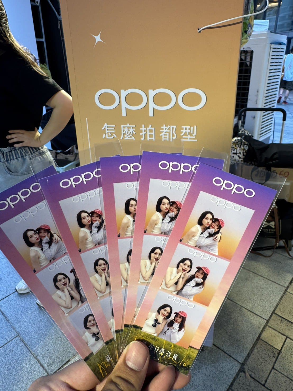 OPPO 快閃活動:手持四張品牌邊框拍貼條成品