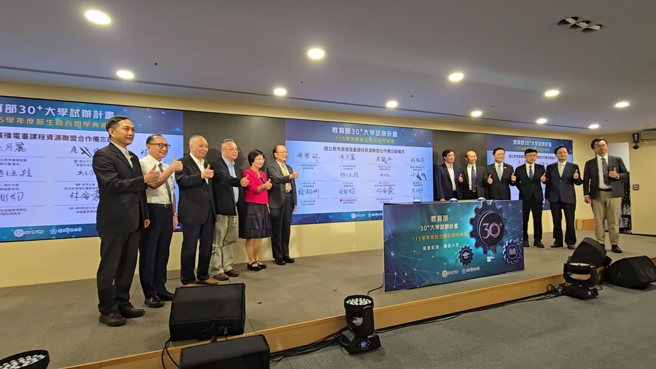 簽完後全體鼓掌,台下攝影同步拍攝